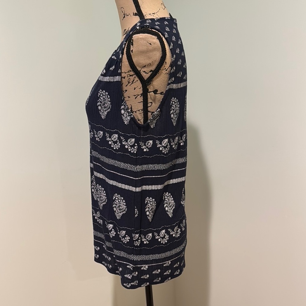 Lucky Brand size medium Navy Blue Sleeveless Top with White Patterns - Picture 3 of 5